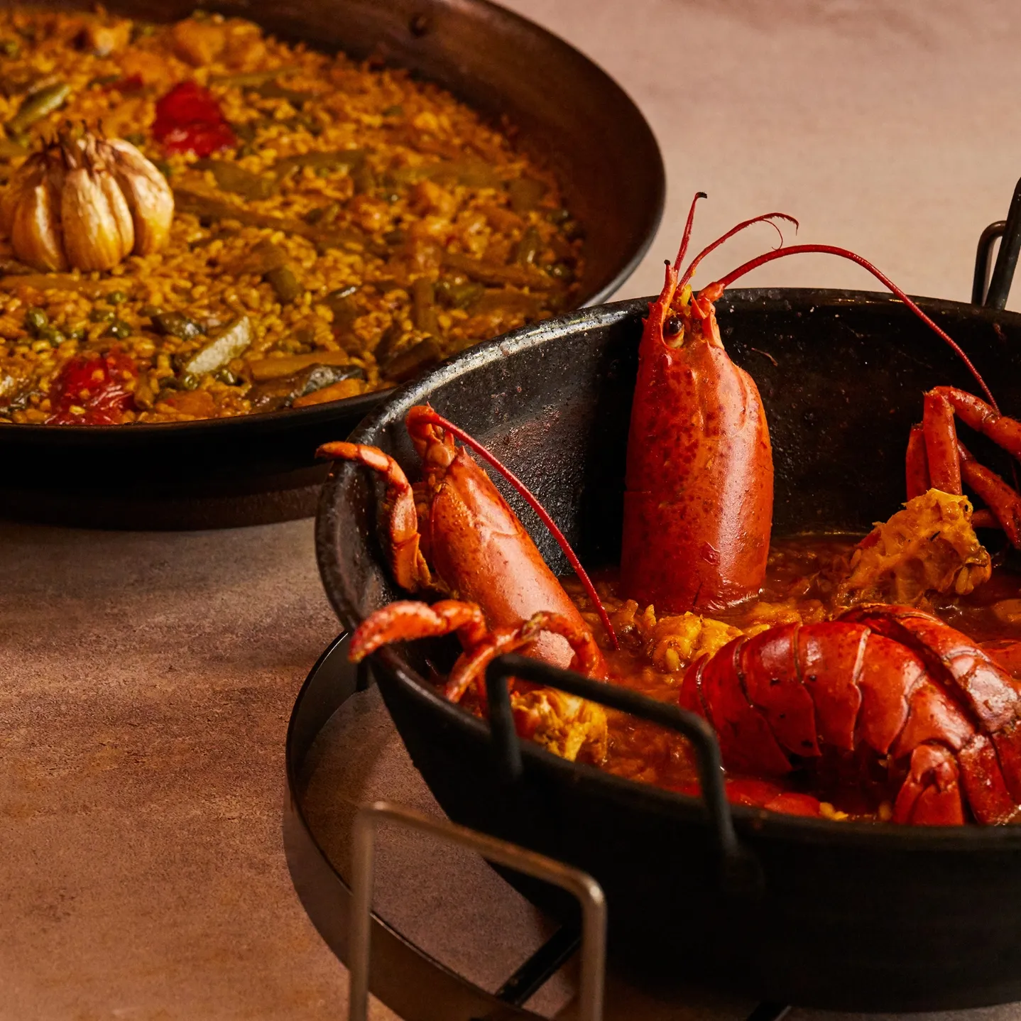 Arroz meloso de bogavante en paellera con el bogavante entero