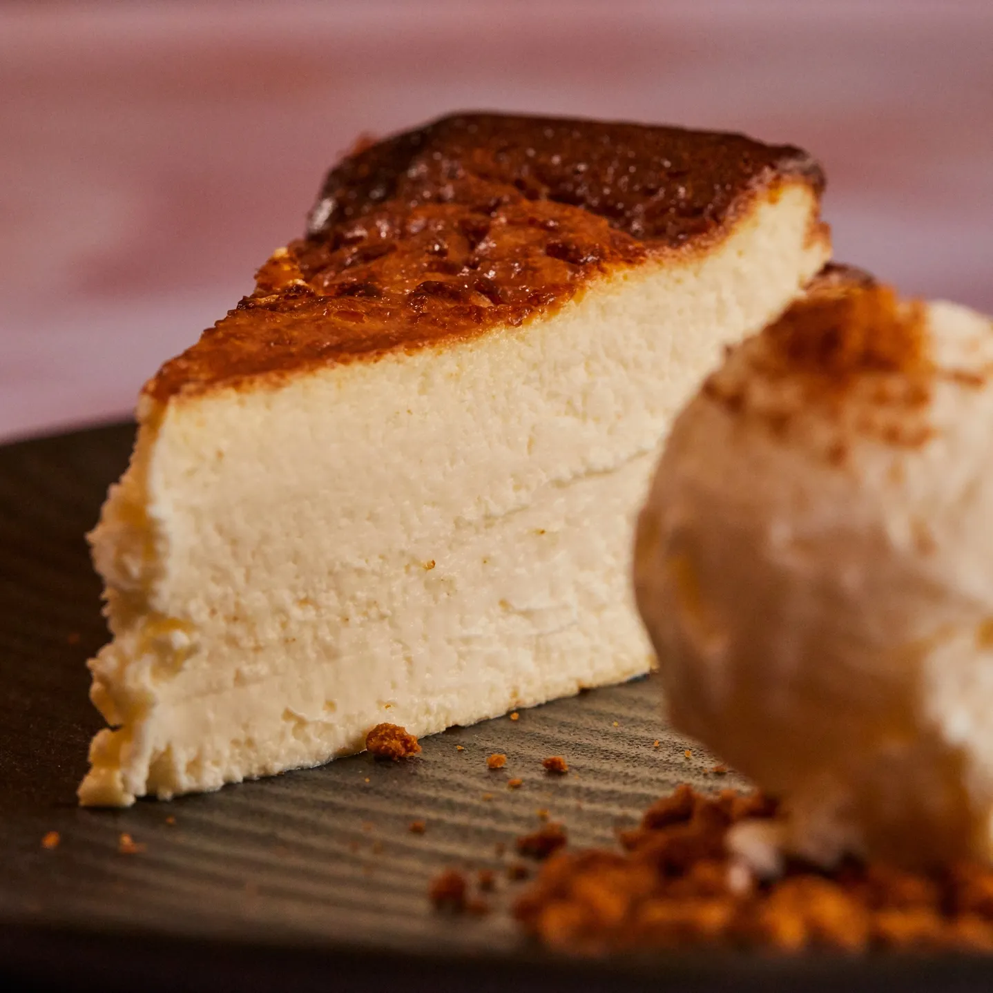Porción de tarta de queso con helado